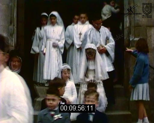 Les enfants dans la cour, plage de Jard, communion de Geneviève