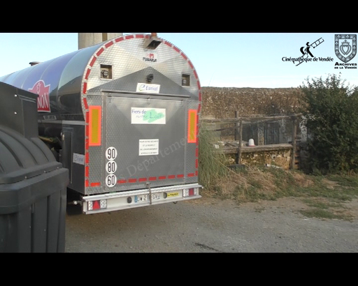 [La Jaudonnière : Ferme laitière Charrier. GAEC l’Enclos, le camion-citerne, 2019]